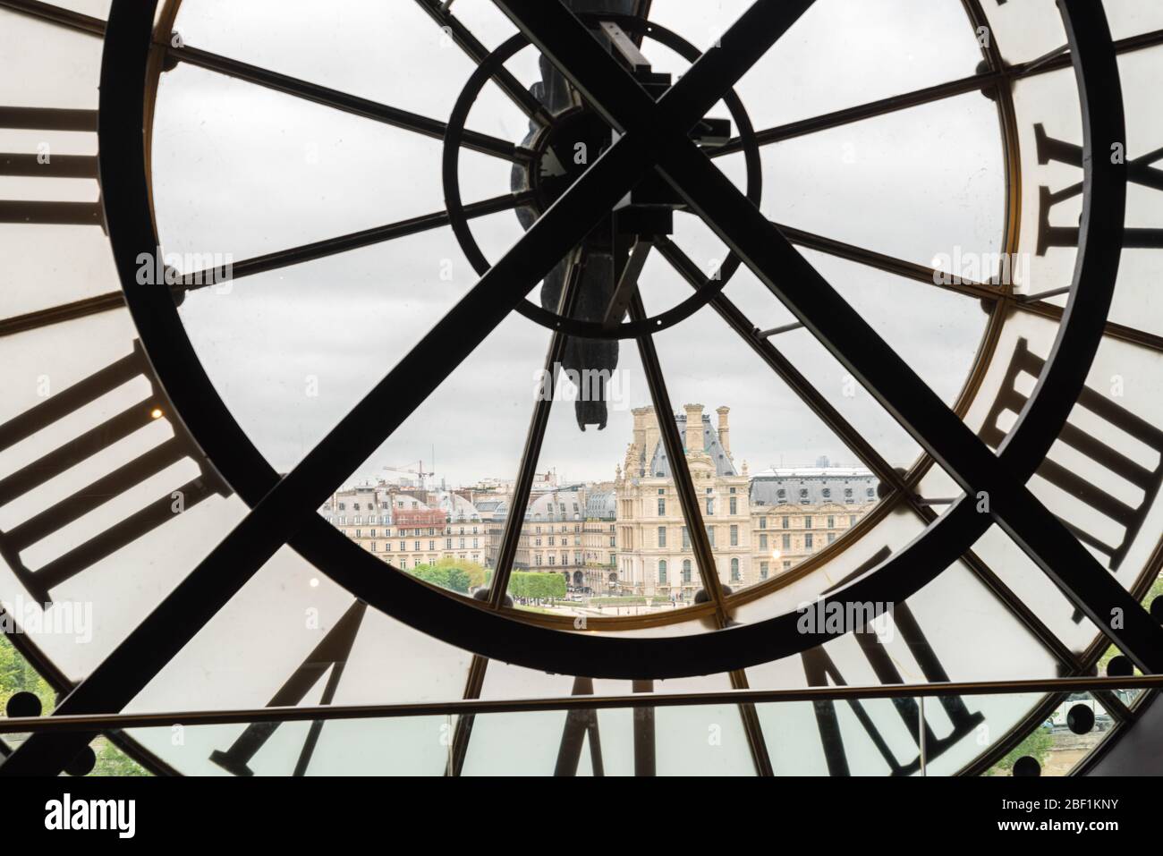Blick durch eine große Uhr vom Museum d'Orsay zum Louvre-Palast, Paris/Frankreich Stockfoto
