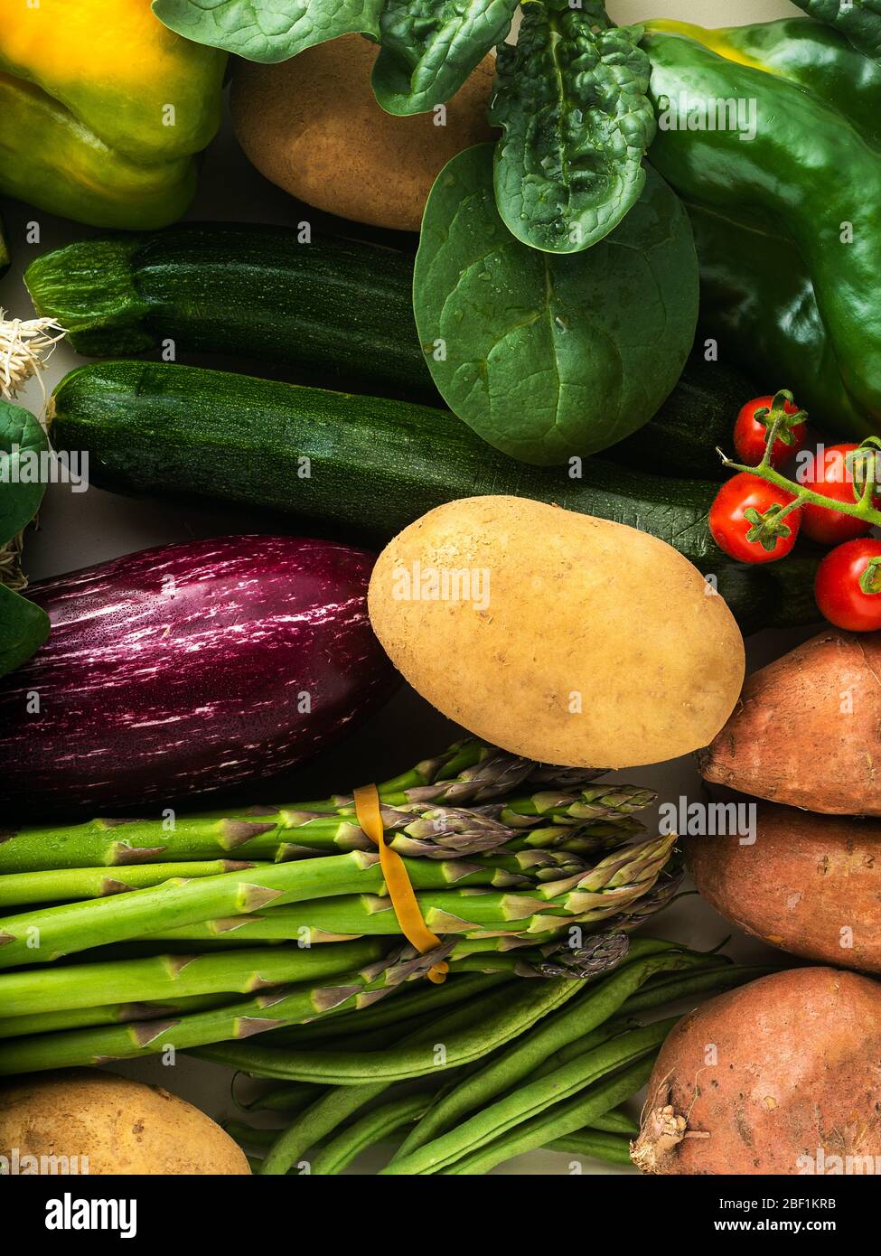 Viele abwechslungsreiche farbige frisches Gemüse für die Lieferung nach Hause. Banner Werbung Stockfoto