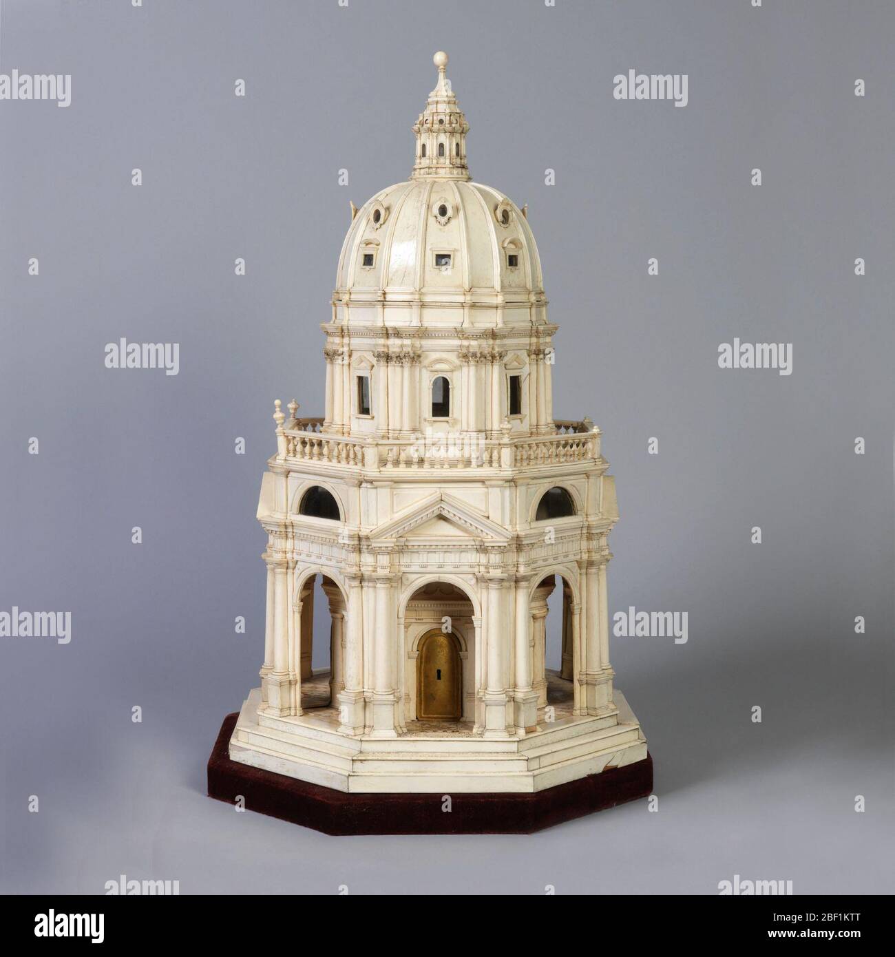Baptisterium oder Kirche. In Form einer achteckigen Kapelle aus der italienischen Renaissance mit einem gewölbten Dach über zwei Stockwerken mit Fenstern innerhalb von Giebeln auf Säulen. Stockfoto