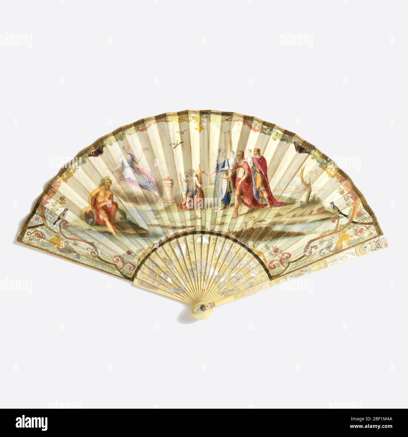 Gefaltelte Lüfter. Gefaltete Fächer mit beidseitig bemaltem Pergamentblatt. Eine allegorische Hochzeitsszene in klassischer Bildsprache. Durch den Altar von Hymen (der griechische gott der Ehe), das Paar sind an Cupid's Wagen. Links ein flussgott. Stockfoto