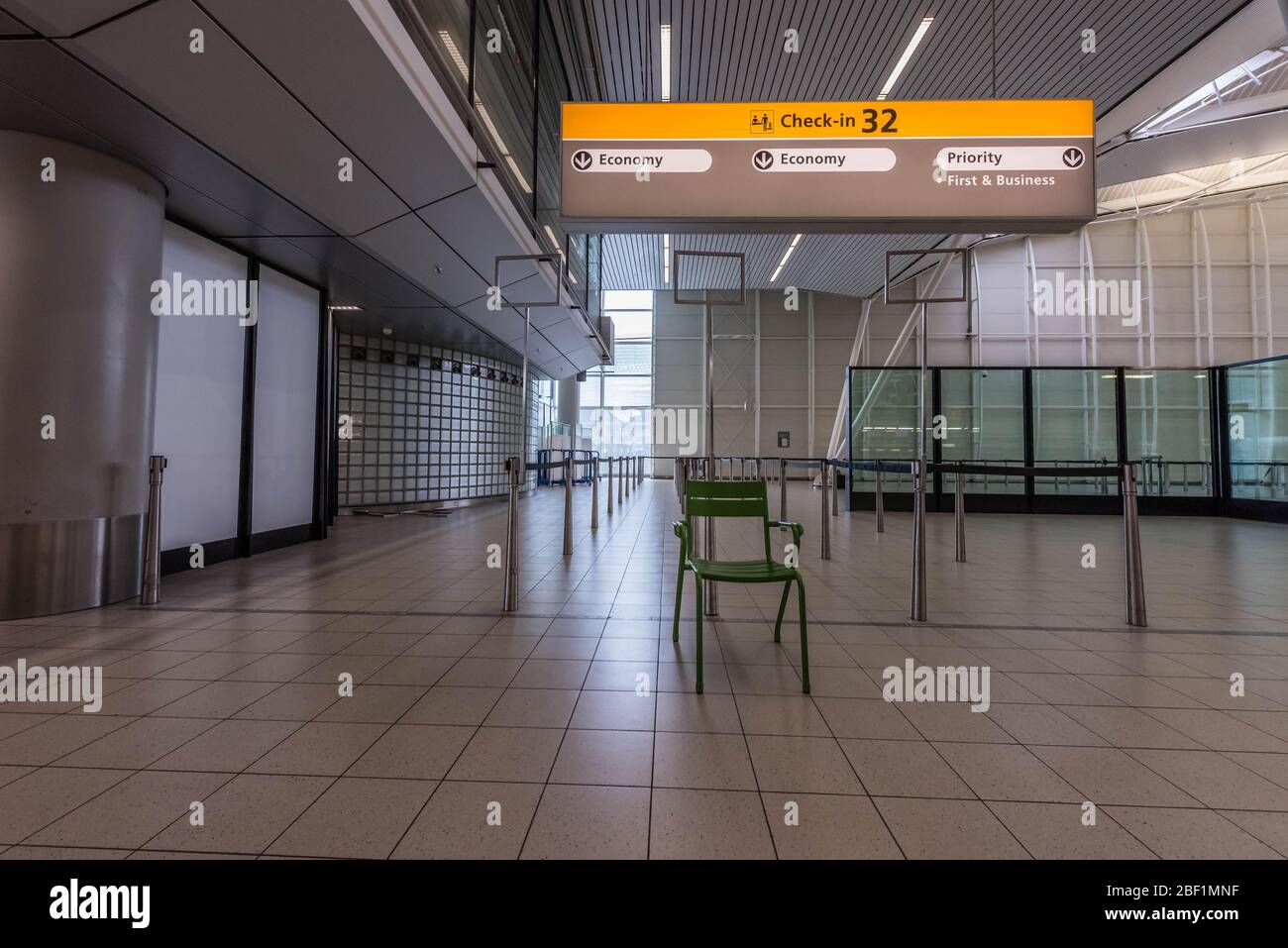 Amsterdam, Holland, April 2020 Leere Check-in-Schalter am Flughafen Amsterdam Schiphol, ohne Personen Stockfoto