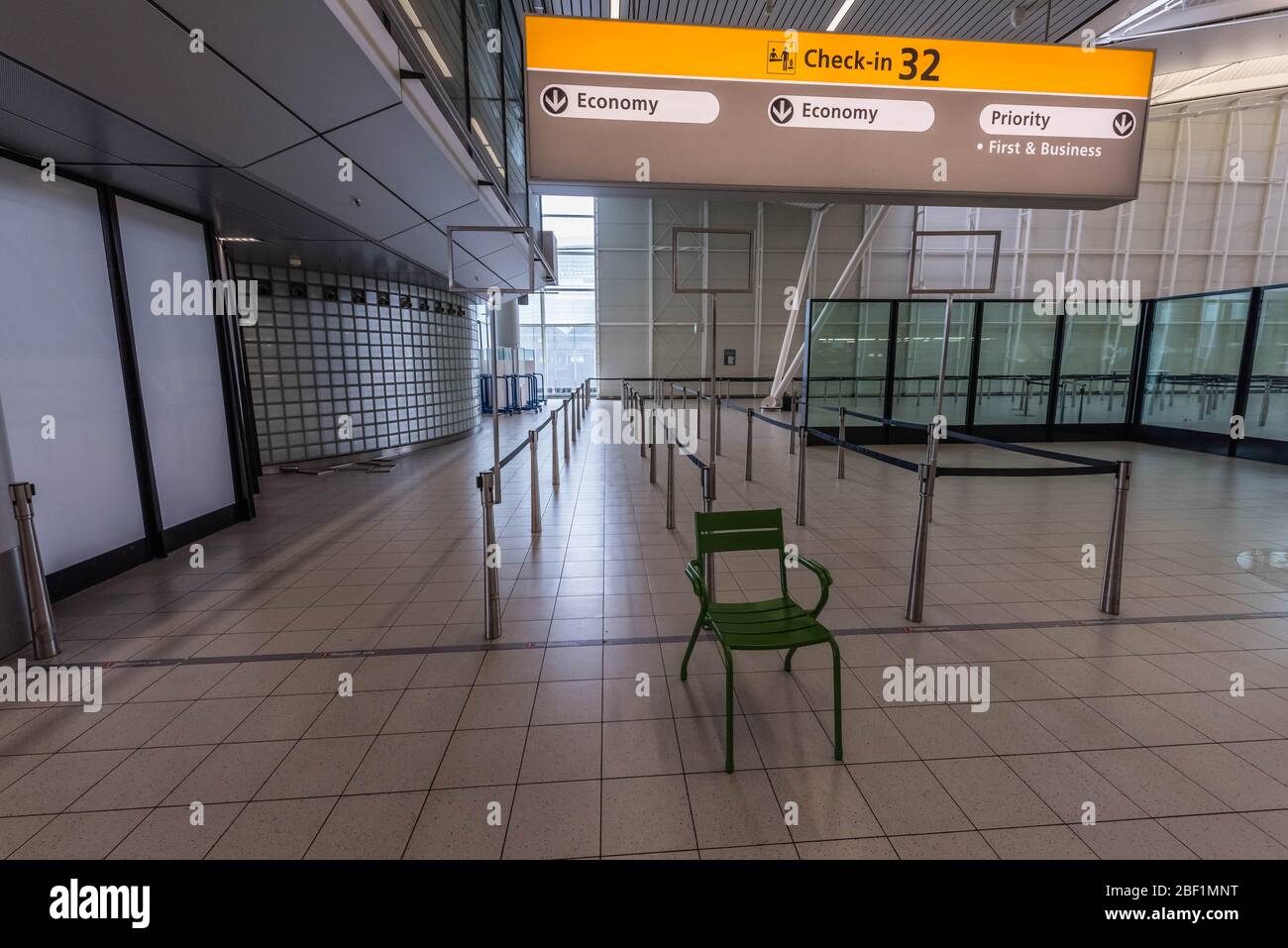 Amsterdam, Holland, April 2020 Leere Check-in-Schalter am Flughafen Amsterdam Schiphol, ohne Personen Stockfoto