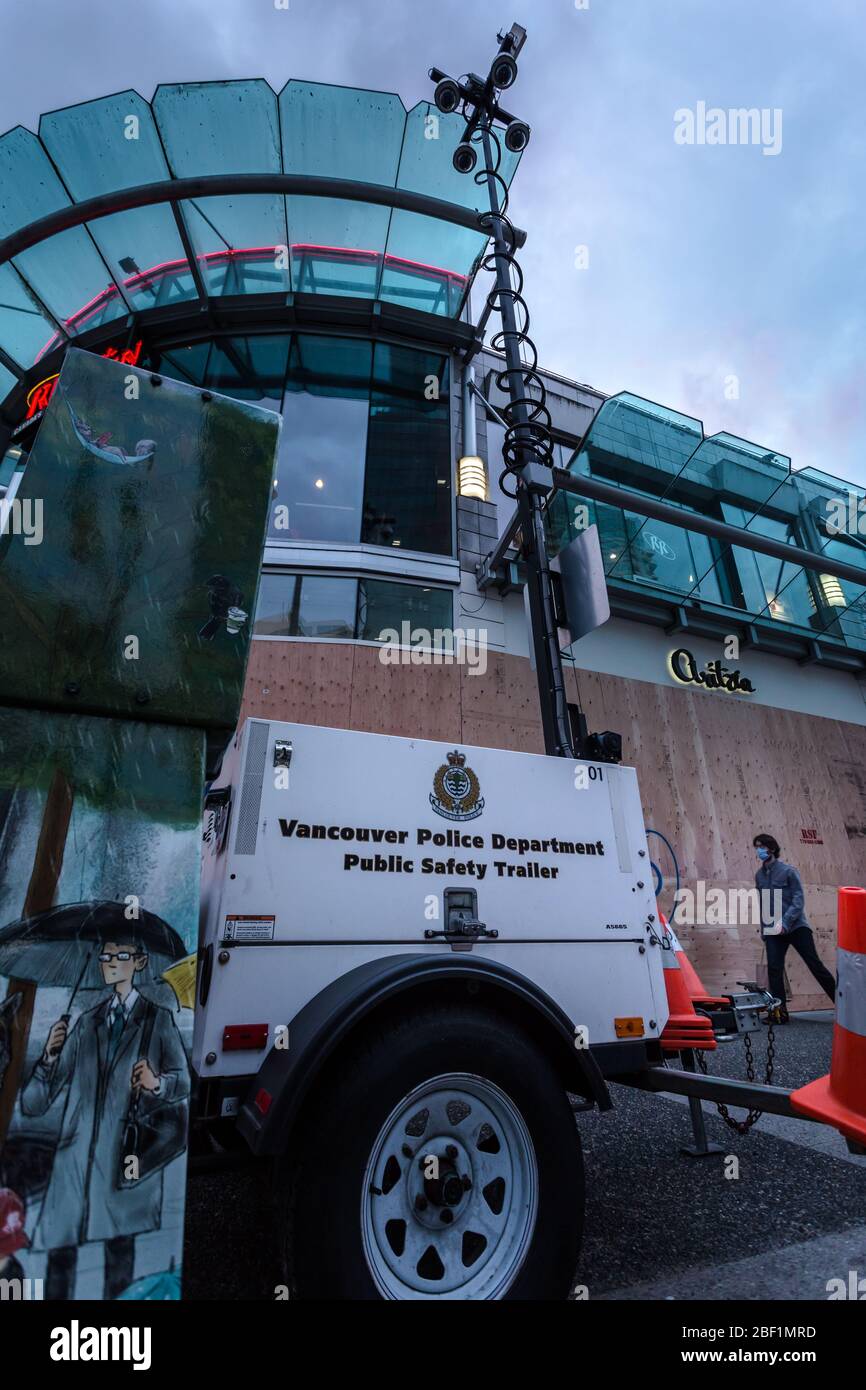 DOWNTOWN VANCOUVER, BC, KANADA - APR 01, 2020: Geschäfte auf der Robson Street wurden geschlossen und vernagelt wegen der Covid 19 Pandemie mit einer Fernbedienung Stockfoto