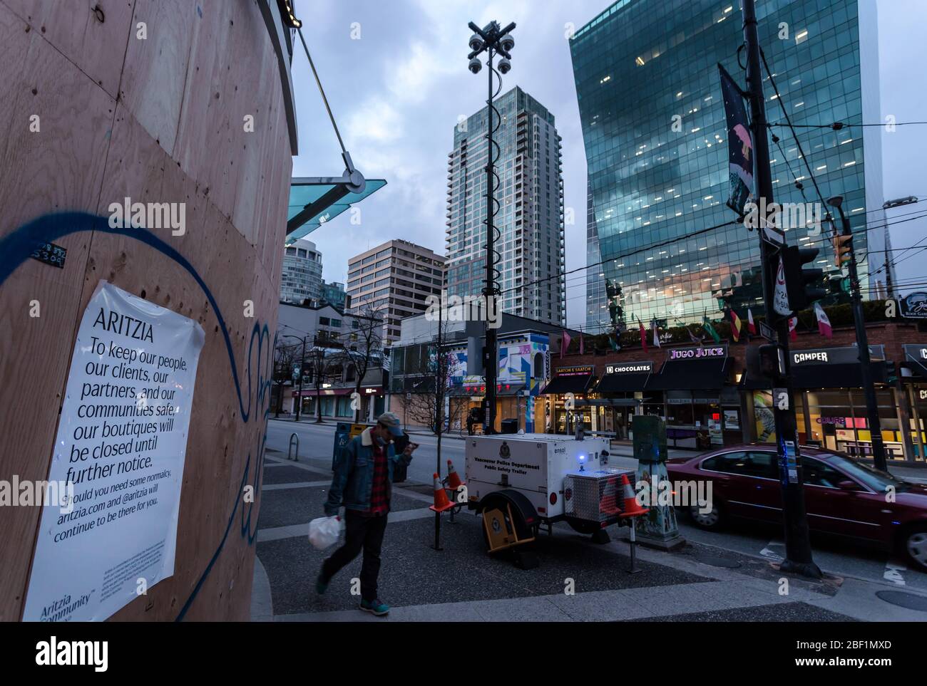 DOWNTOWN VANCOUVER, BC, KANADA - APR 01, 2020: Geschäfte auf der Robson Street wurden geschlossen und vernagelt wegen der Covid 19 Pandemie mit einer Fernbedienung Stockfoto