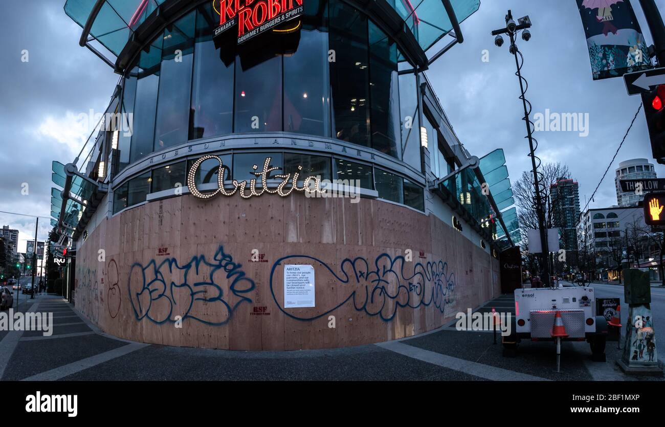 DOWNTOWN VANCOUVER, BC, KANADA - APR 01, 2020: Geschäfte auf der Robson Street wurden geschlossen und vernagelt wegen der Covid 19 Pandemie mit einer Fernbedienung Stockfoto