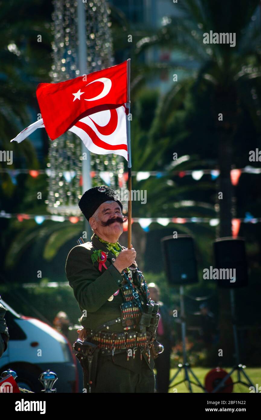 Izmir, Türkei - 29. Oktober 2015: Porträt von Celal Dolasir, dem Kriegsveteranen mit seiner Uniform, türkischen und zyprischen Flaggen. Er hat eine schöne und masc Stockfoto