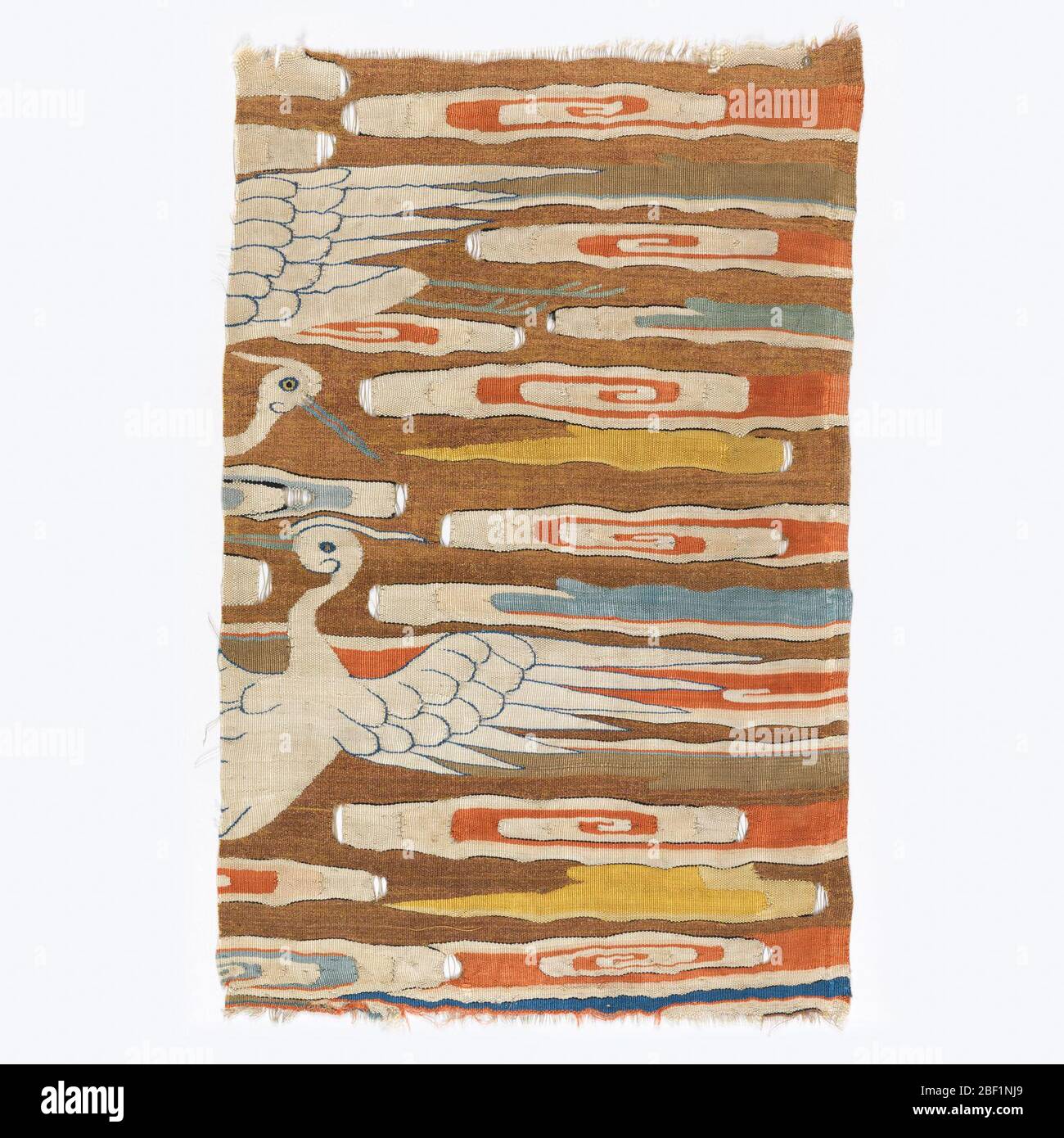 Rangabzeichen. Ein halbes Rangabzeichen mit Teilen zweier weißer Vögel vor einem Wolkenhintergrund, in Blautönen, Orange, Gelb und Weiß auf goldenem Grund. Stockfoto Rangabzeichen. Ein halbes Rangabzeichen mit Teilen zweier weißer Vögel vor einem Wolkenhintergrund, in Blautönen, Orange, Gelb und Weiß auf goldenem Grund. Stockfoto