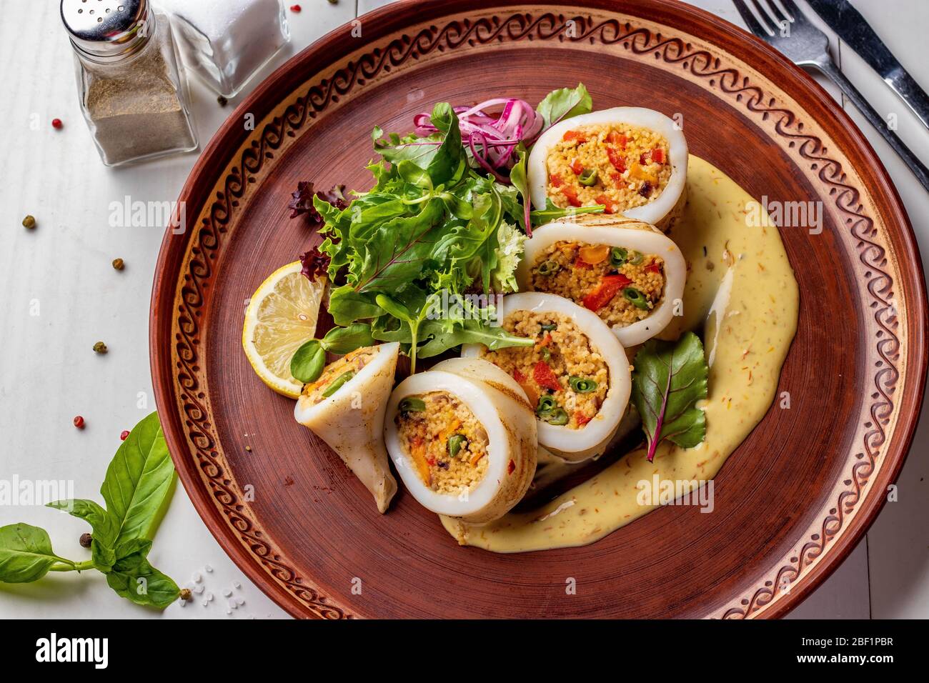 Tintenfisch Gefullt Mit Couscous Und Gemuse Serviert Mit Sauce Und Grunem Salat Nahaufnahme Restaurant Menu Horizontal Format Stockfotografie Alamy