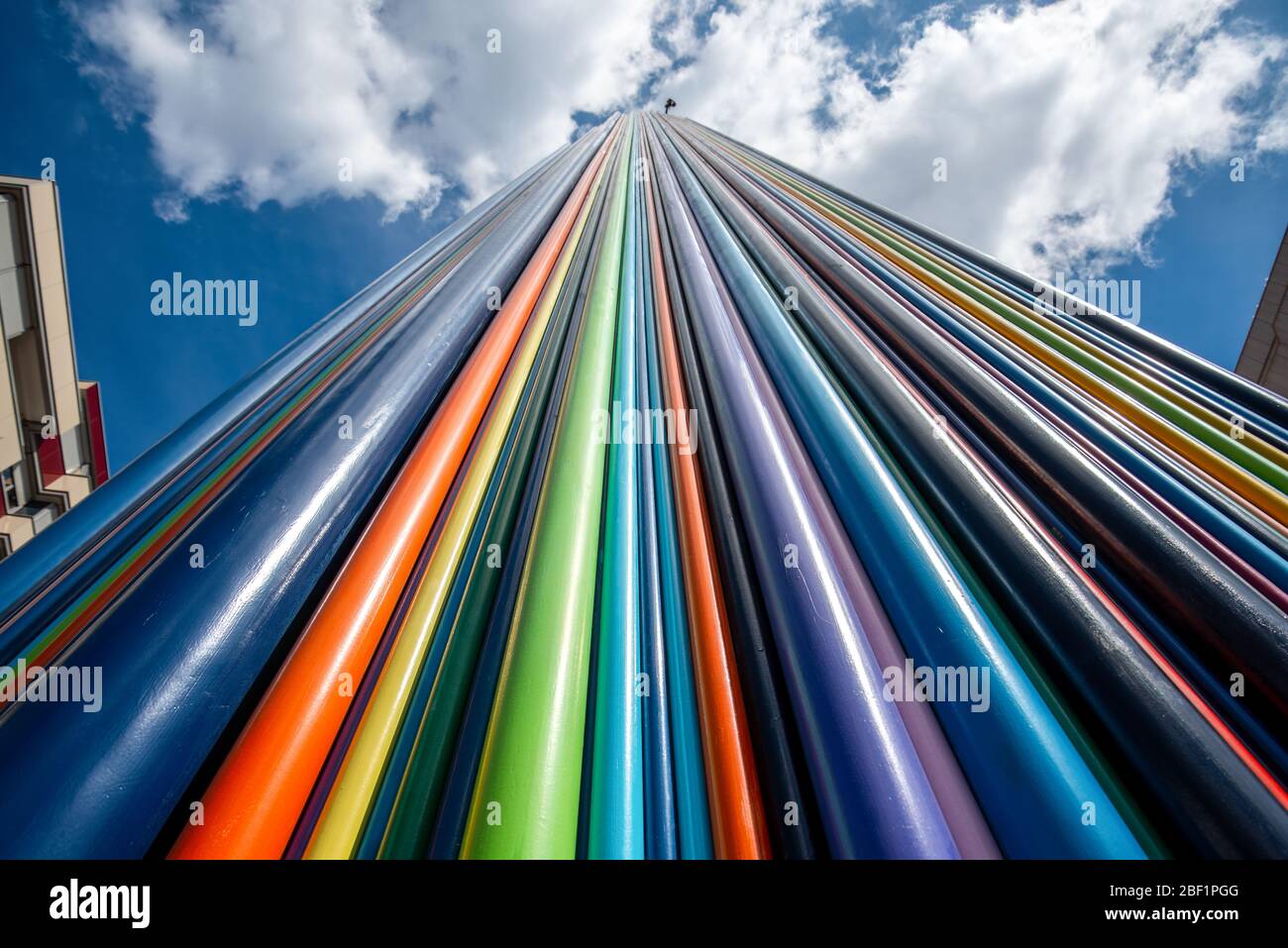 Künstlerische Installation von Regenbogenfarbenen Röhren im La Défense District in Paris/Frankreich Stockfoto