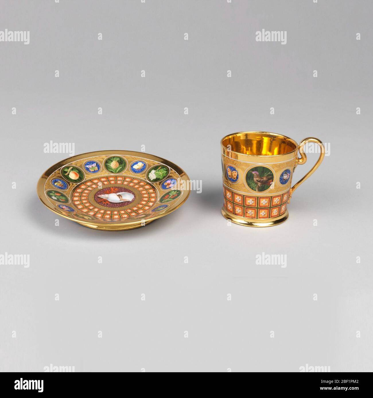 Untertasse. Kreisförmige Form mit abwechselnden großen rundeln von Früchten auf faux Malechit Hintergrund. Kleinere rundels von Schmetterlingen auf Lapis Hintergrund. Mitte enthält eine Schale auf einem marbelisierten Hintergrund, umgeben von einem Kassettenmuster. Stockfoto