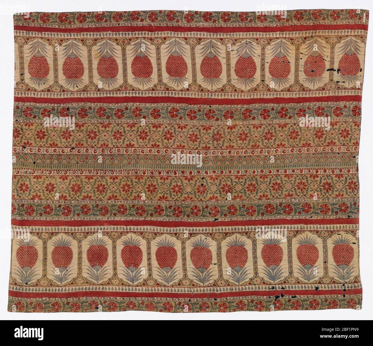 Textil. Cover gedruckt in einem Design aus Blumen und Ananas in Rot, Blau und Tans. Zwei Streifen zusammengenäht Form Abdeckung. Stockfoto