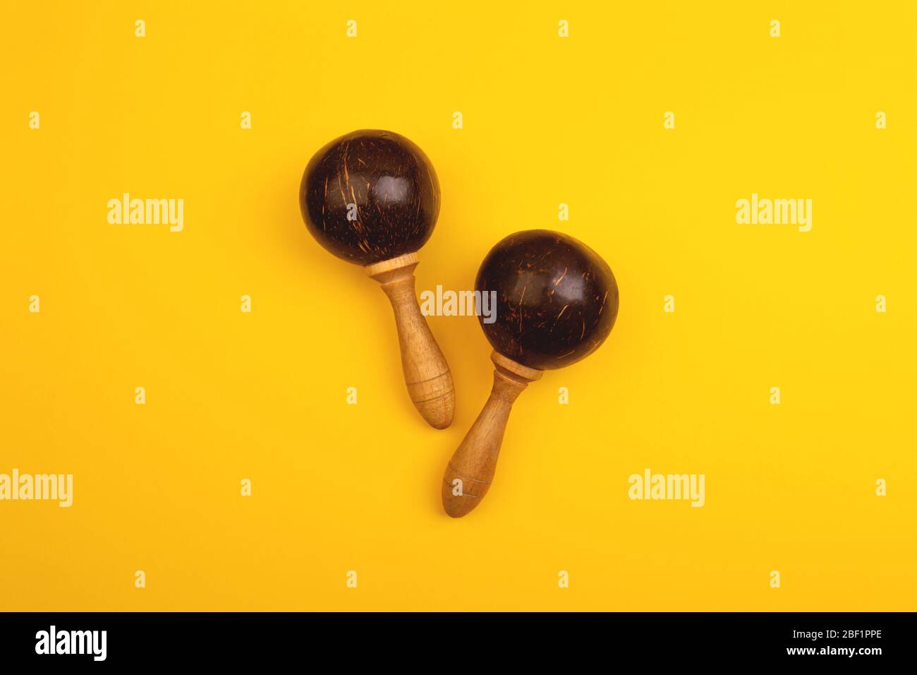 Zwei mexikanische Maracas isoliert auf gelbem Hintergrund. Traditionelle Volksmusik Instrumente. Elemente der nationalen Kultur. Flaches Lay. Lateinamerikanische Musik. Stockfoto