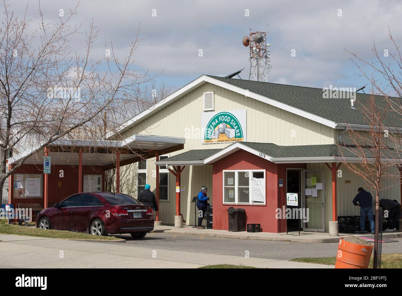 Helena, Montana - 16. April 2020: Frauen warten in der Schlange bei Helena Food Share. Hilfe für eine bedürftige Gemeinschaft während des Coronavirus Covid-19 Shutdown. Stockfoto