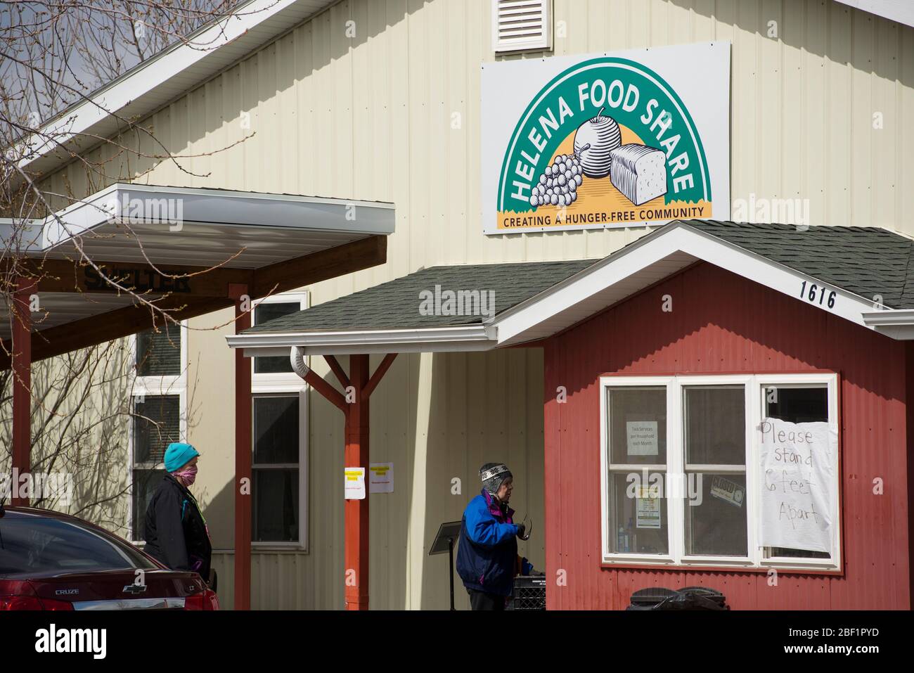 Helena, Montana - 16. April 2020: Frauen warten in der Schlange bei Helena Food Share. Hilfe für eine bedürftige Gemeinschaft während der Coronavirus Covid-19 Pandemie. Stockfoto