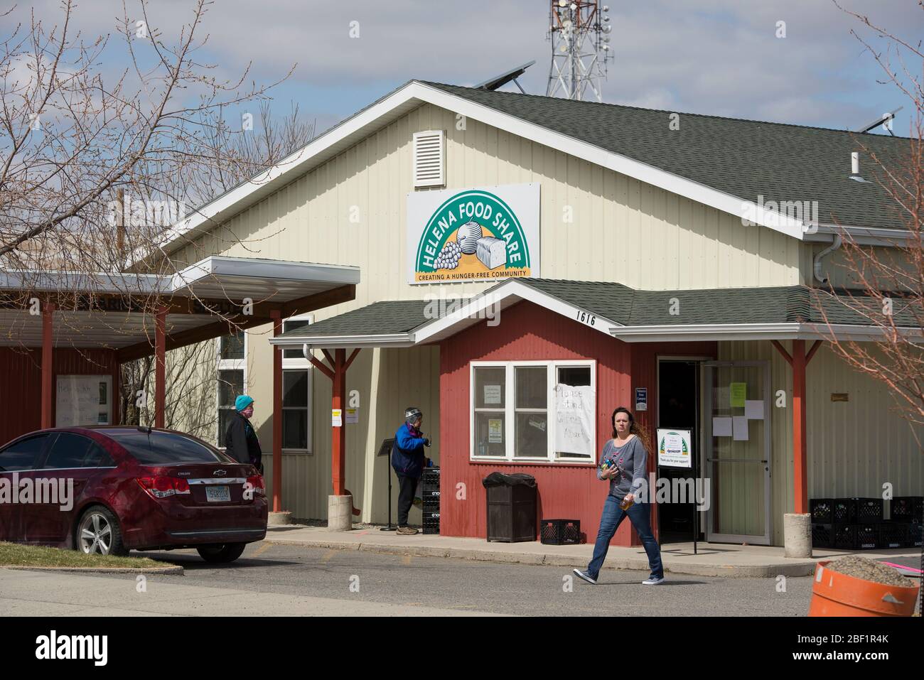 Helena, Montana - 16. April 2020: Frauen in Not außerhalb von Helena Food Share während Coronavirus Covid-19 Pandemie Shutdown. Aufgrund des wirtschaftlichen Rückgangs. Stockfoto