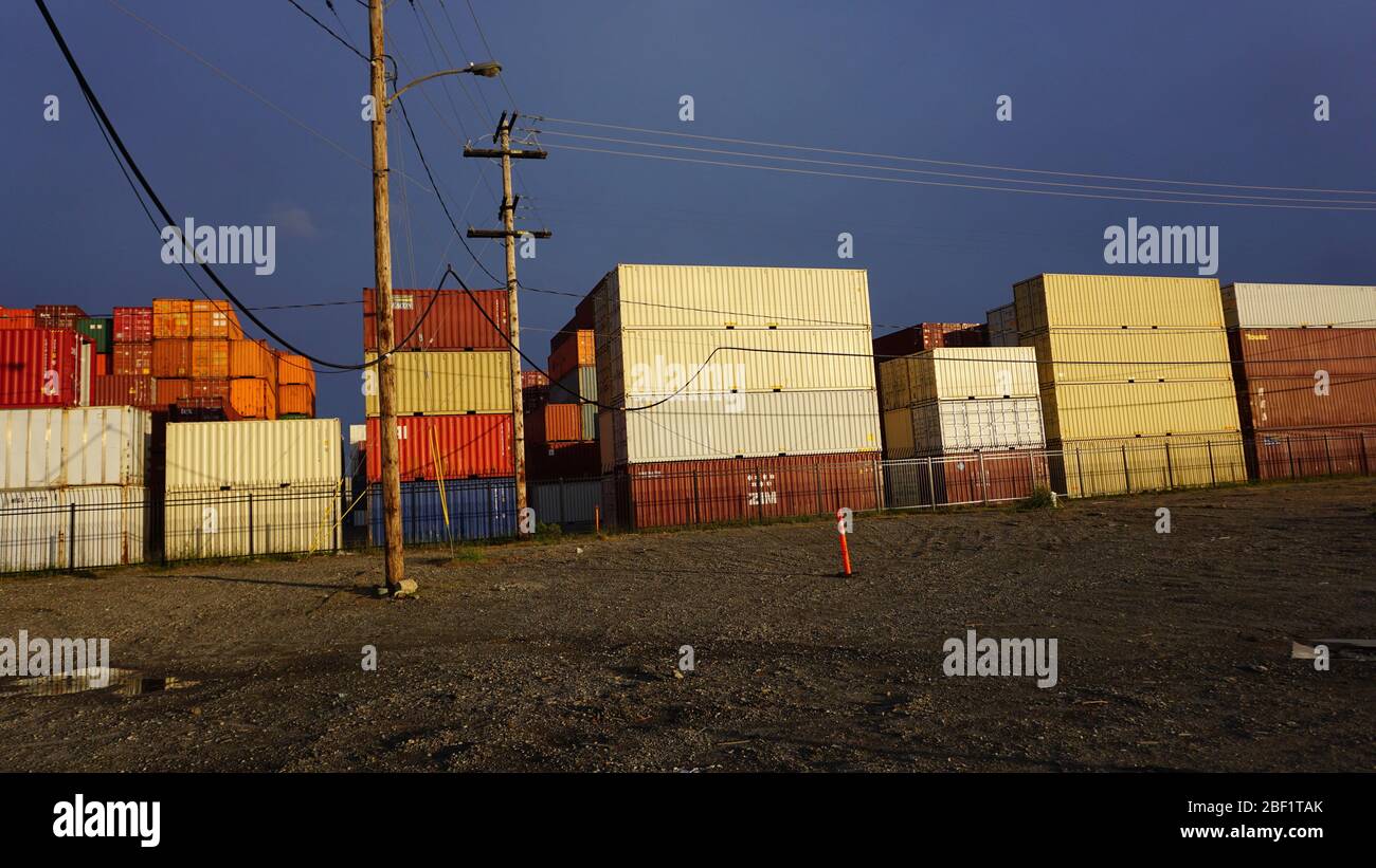 Internationaler Versand Container Terminal. Stapel von intermodalen Containern für den globalen Handel und den Frachthandel. Außenhafen, Hafen von Oakland. Stockfoto