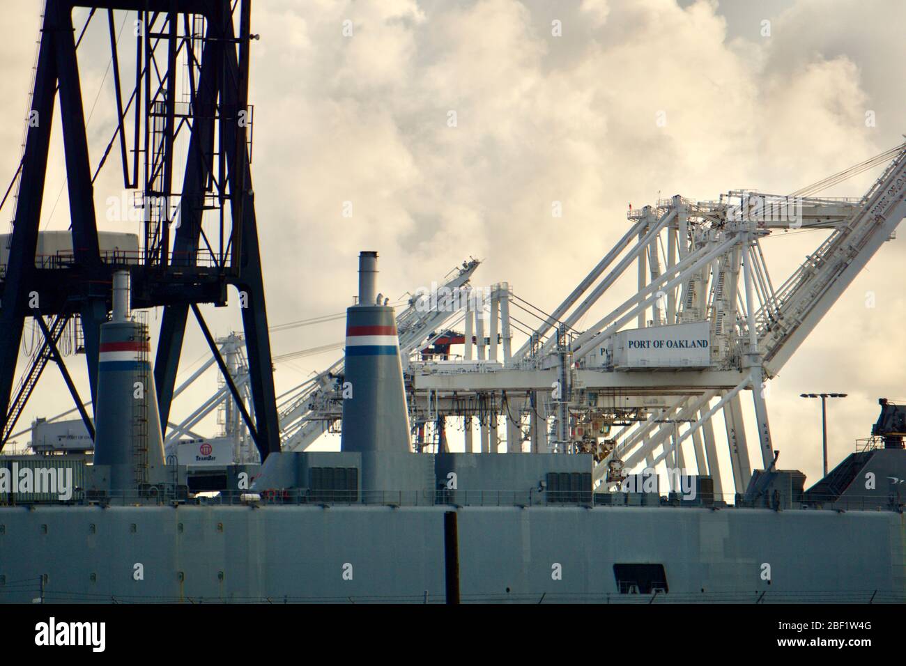 SS Cape Mohican SEABEE Lastkahn und Kriegsschiff am internationalen Schiffs-Container-Terminal mit Schiffskranen. Außenhafen, Hafen von Oakland. Stockfoto