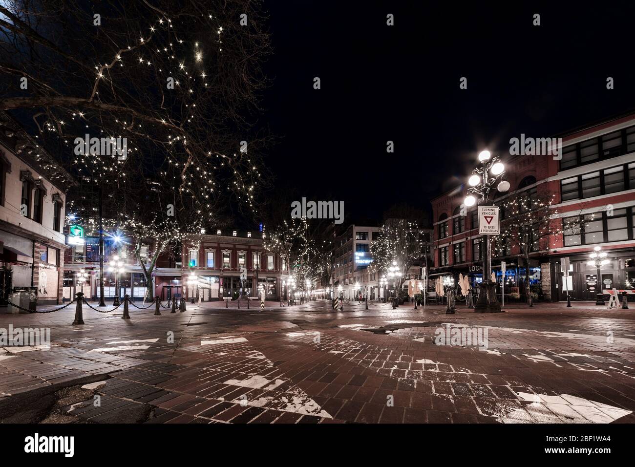 DOWNTOWN VANCOUVER, BC, KANADA - APR 05, 2020: Samstagabend in Gastown, die jetzt komplett leer ist wegen Geschäftsschließungen in Bezug auf die Stockfoto
