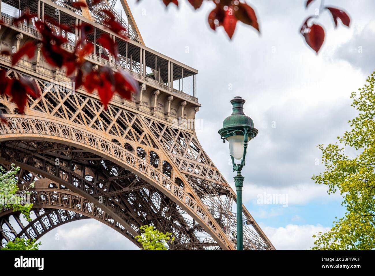 Blick auf den Eiffelturm im Herbst, Paris/Frankreich Stockfoto