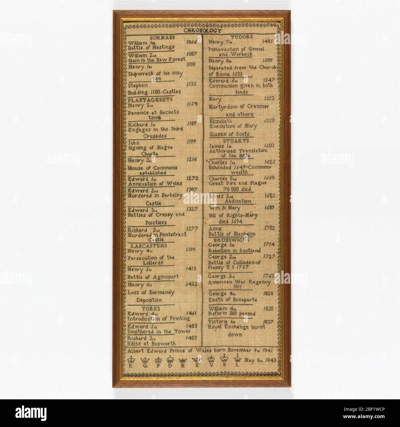 Probenehmer. Langer, schmaler Sampler, gestickt mit der Chronologie der englischen Geschichte von der Schlacht von Hastings 1066 bis zur Geburt von Albert Edward, Prince of Wales, 1841. Stockfoto