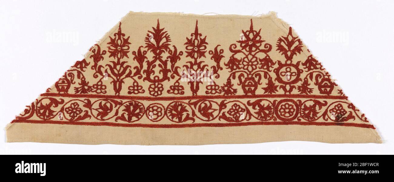 Rahmen. Baumwolle in roter Seide bestickt. Zwei horizontale Linien schaffen einen Rahmen für scrollende Linien und Blumenblätter. Wiederholen Sie Muster der Blumen über Rand. Stockfoto