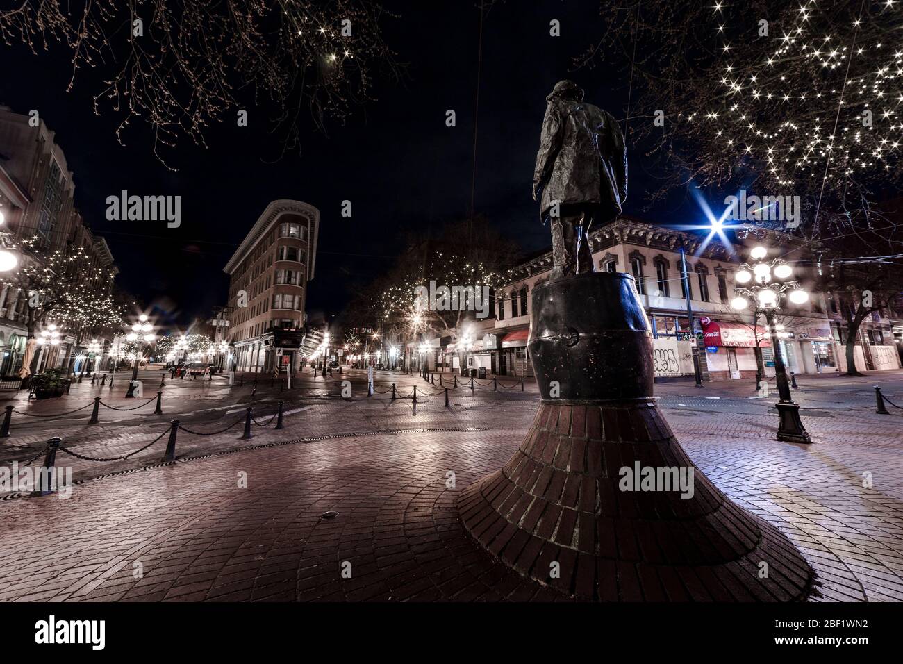 DOWNTOWN VANCOUVER, BC, KANADA - APR 05, 2020: Samstagabend in Gastown, die jetzt komplett leer ist wegen Geschäftsschließungen in Bezug auf die Stockfoto