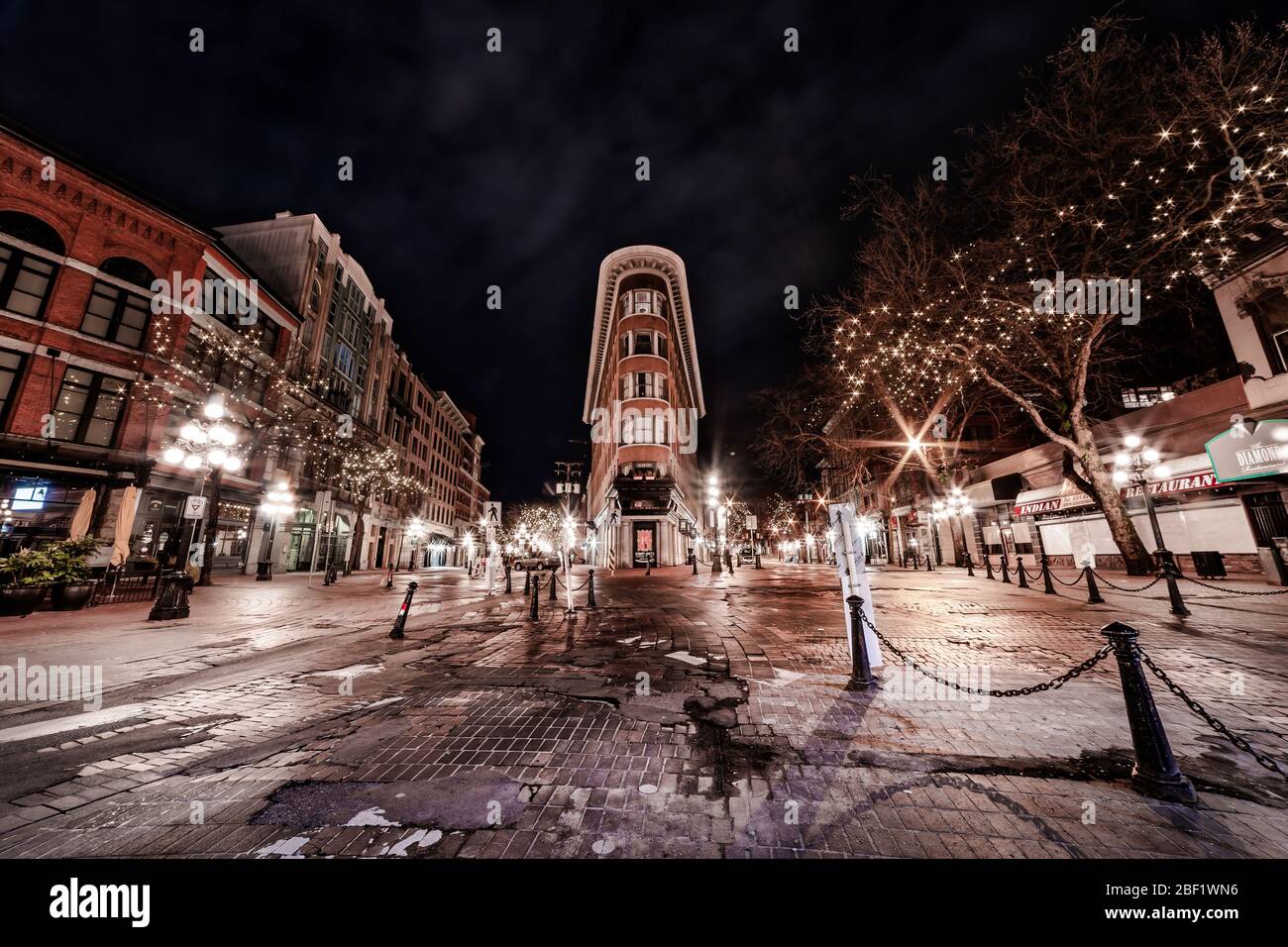 DOWNTOWN VANCOUVER, BC, KANADA - APR 05, 2020: Samstagabend in Gastown, die jetzt komplett leer ist wegen Geschäftsschließungen in Bezug auf die Stockfoto