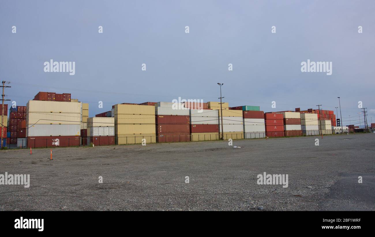 Internationaler Versand Container Terminal. Stapel von intermodalen Containern für den globalen Handel und den Frachthandel. Außenhafen, Hafen von Oakland. Stockfoto