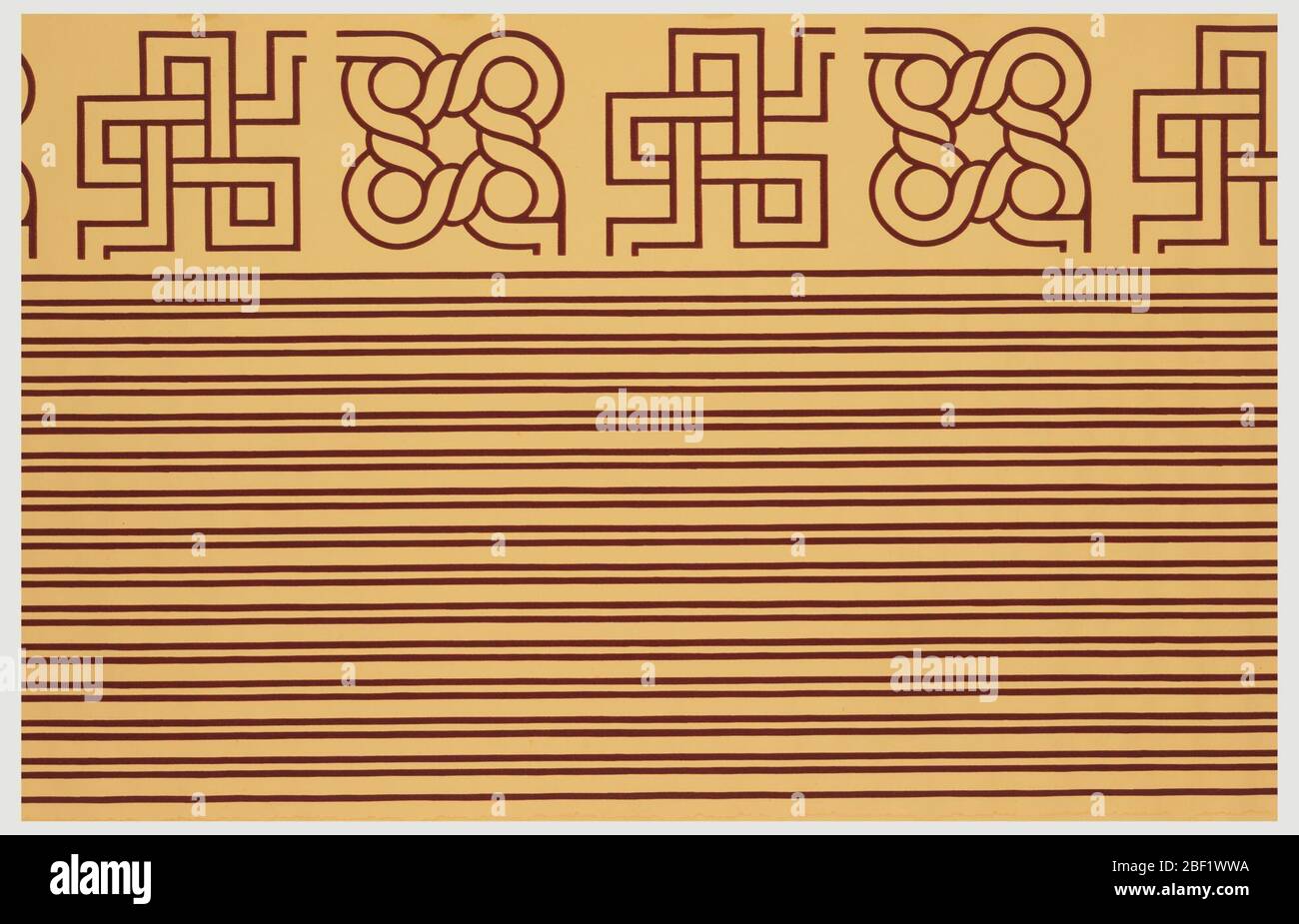 Deckenrand. Tapetenrolle. Schmale Paare paralleler Linien füllen etwa zwei Drittel der Papierbreite. Die restlichen Ecken füllen das restliche Drittel mit runden und quadratischen Motiven. Gedruckt auf beigefarbenem Grund. Stockfoto