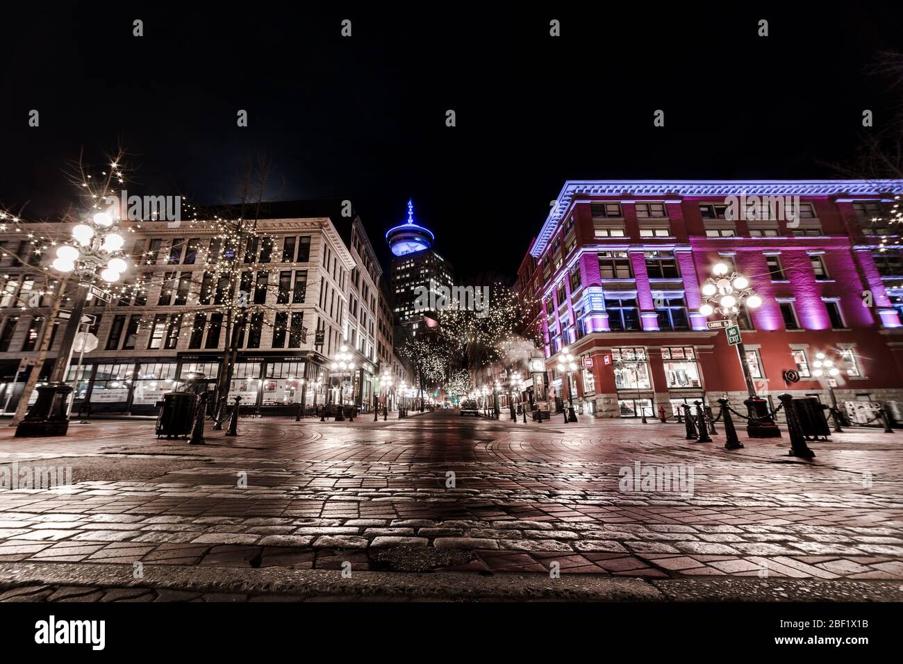 DOWNTOWN VANCOUVER, BC, KANADA - APR 05, 2020: Samstagabend in Gastown, die jetzt komplett leer ist wegen Geschäftsschließungen in Bezug auf die Stockfoto