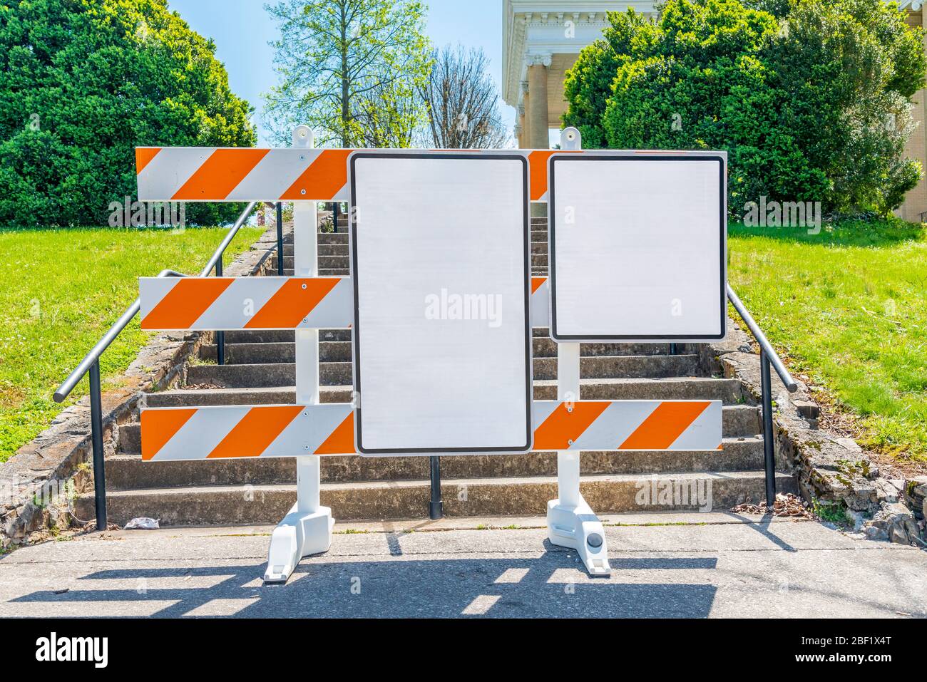Horizontale Aufnahme von zwei leeren Warnschildern vor einigen öffentlichen Baustufen. Stockfoto