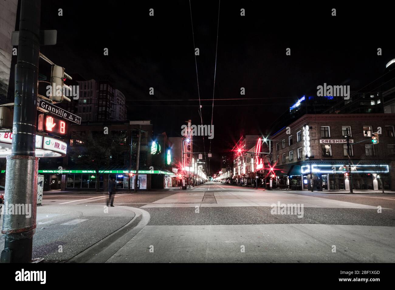 DOWNTOWN VANCOUVER, BC, KANADA - 05. April 2020: Samstagabend auf einer leeren Granville Street wegen Geschäftsschließungen inmitten der Covid 19 Pandemie. Stockfoto