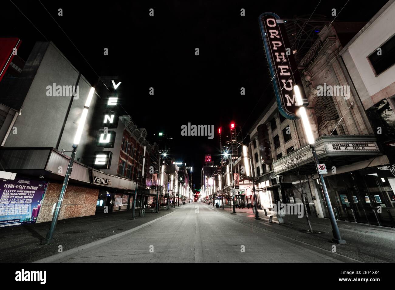 DOWNTOWN VANCOUVER, BC, KANADA - 05. April 2020: Samstagabend auf einer leeren Granville Street wegen Geschäftsschließungen inmitten der Covid 19 Pandemie. Stockfoto