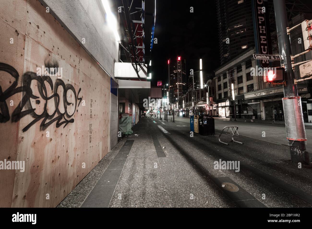 DOWNTOWN VANCOUVER, BC, KANADA - 05. April 2020: Samstagabend auf einer leeren Granville Street wegen Geschäftsschließungen inmitten der Covid 19 Pandemie. Stockfoto