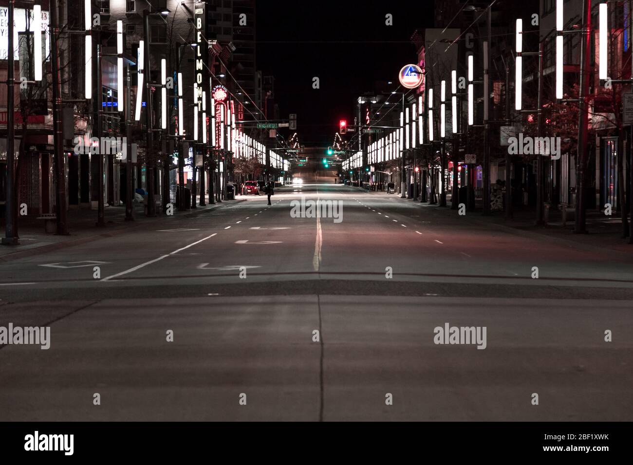 DOWNTOWN VANCOUVER, BC, KANADA - 05. April 2020: Samstagabend auf einer leeren Granville Street wegen Geschäftsschließungen inmitten der Covid 19 Pandemie. Stockfoto