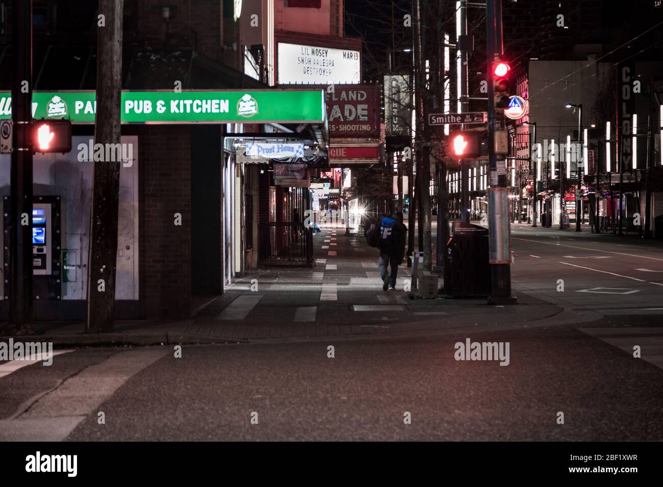 DOWNTOWN VANCOUVER, BC, KANADA - 05. April 2020: Samstagabend auf einer leeren Granville Street wegen Geschäftsschließungen inmitten der Covid 19 Pandemie. Stockfoto