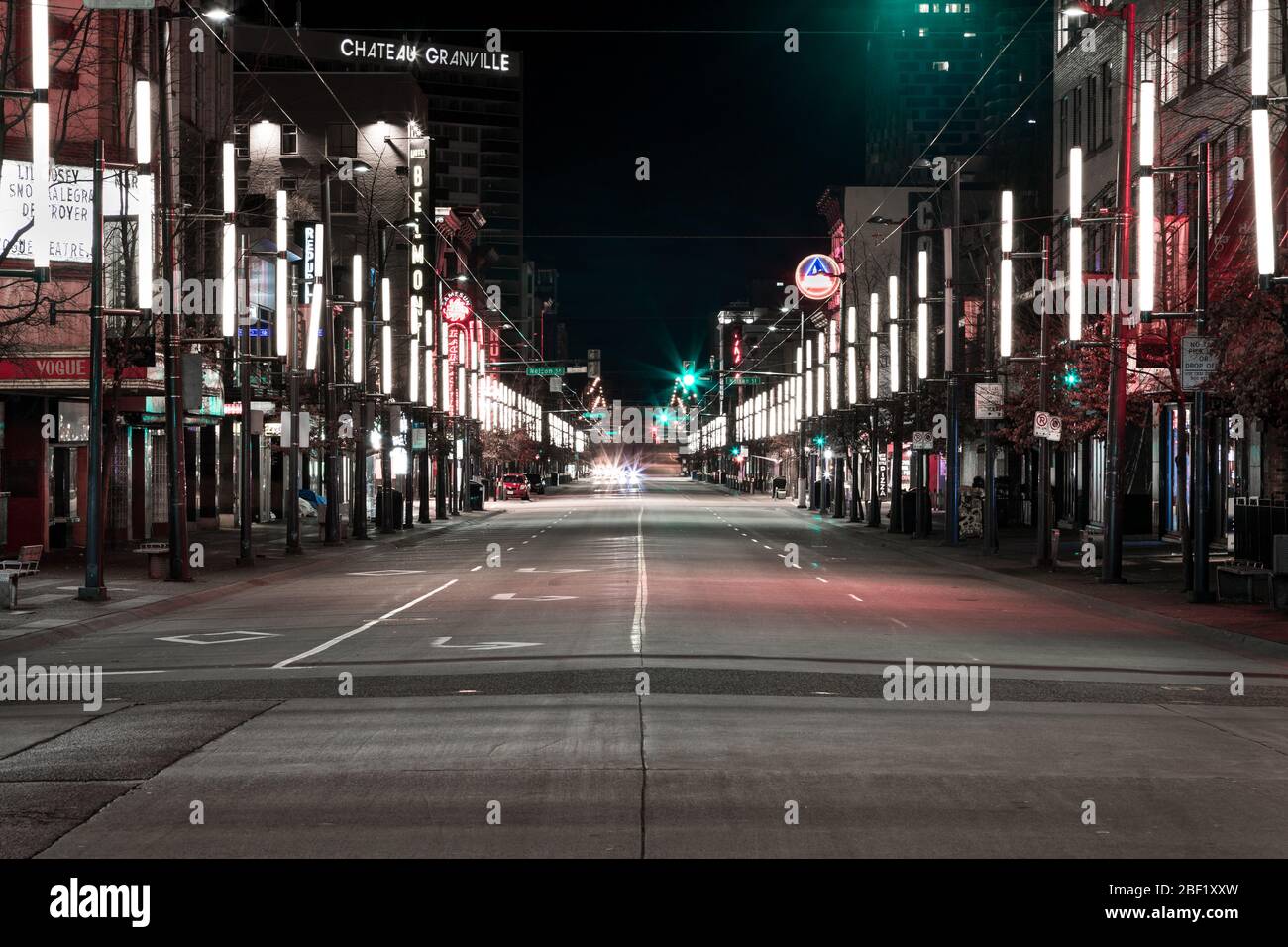DOWNTOWN VANCOUVER, BC, KANADA - 05. April 2020: Samstagabend auf einer leeren Granville Street wegen Geschäftsschließungen inmitten der Covid 19 Pandemie. Stockfoto