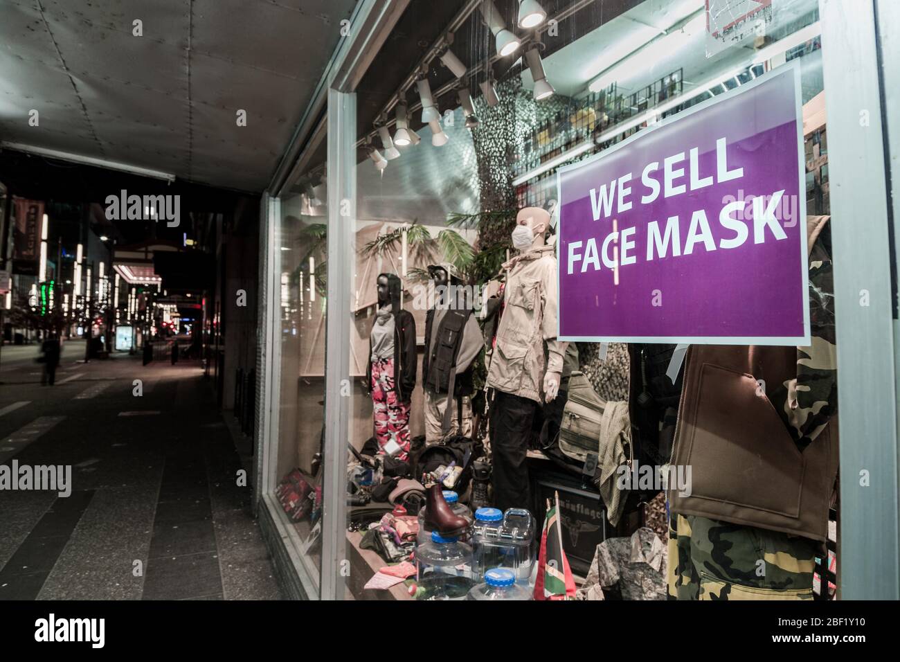 DOWNTOWN VANCOUVER, BC, CANADA - APR 05, 2020: Ein Geschäft vor Granville Street verkauft sehr begehrt nach medizinischen Gesichtsmasken inmitten der Covid 19 Stockfoto