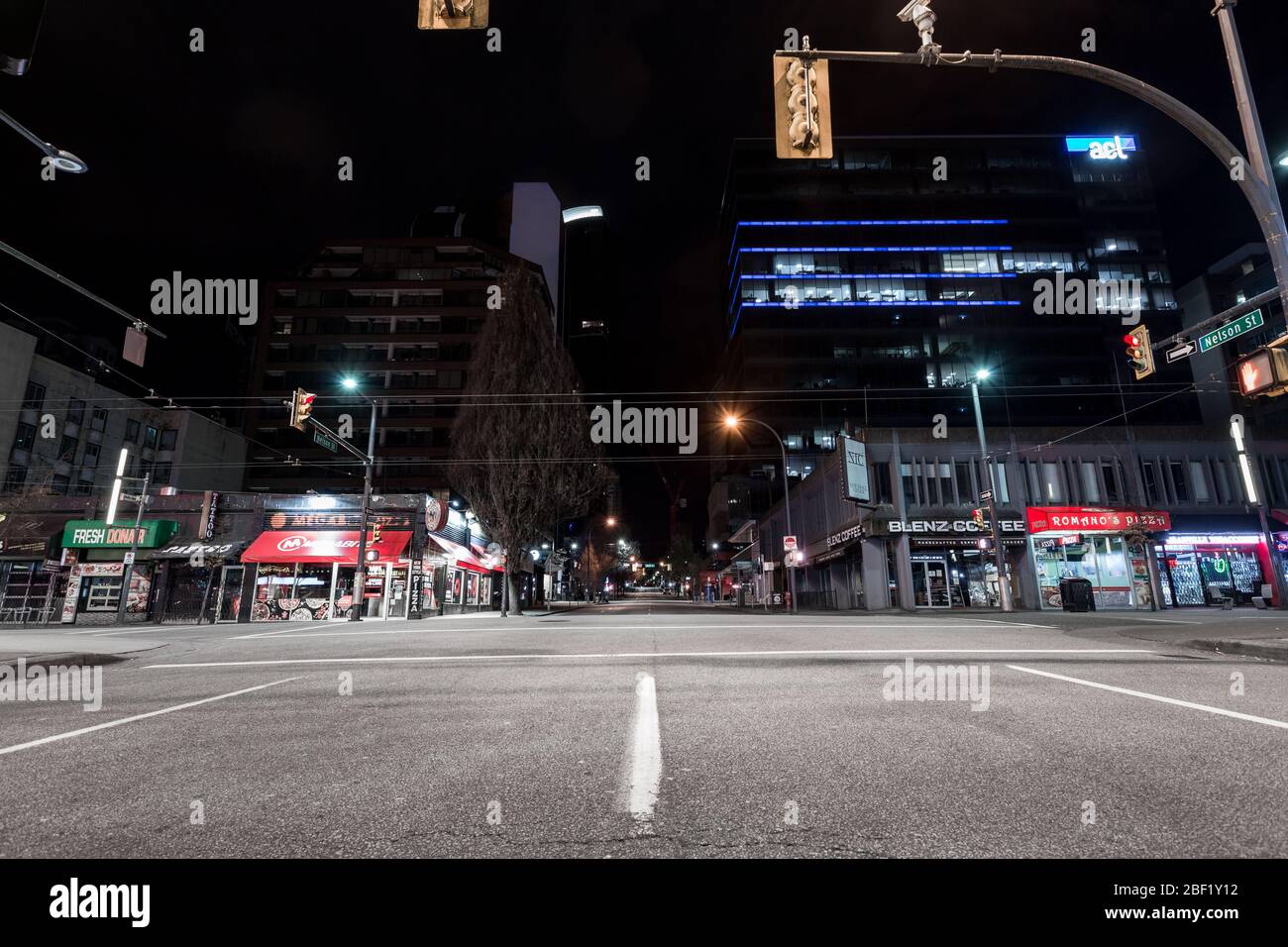 DOWNTOWN VANCOUVER, BC, KANADA - 05. April 2020: Samstagabend auf einer leeren Granville Street wegen Geschäftsschließungen inmitten der Covid 19 Pandemie. Stockfoto