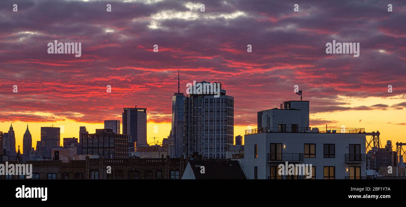 Blick auf Lower Manhattan während der COVID-19 Pandemie von Williamsburg, Brooklyn, bei Sonnenuntergang. Stockfoto