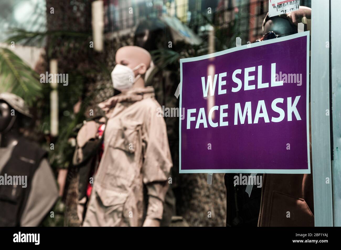 Ein Geschäft Front-Verkauf sehr begehrt nach medizinischen Gesichtsmasken inmitten der Covid 19 Pandemie. Stockfoto