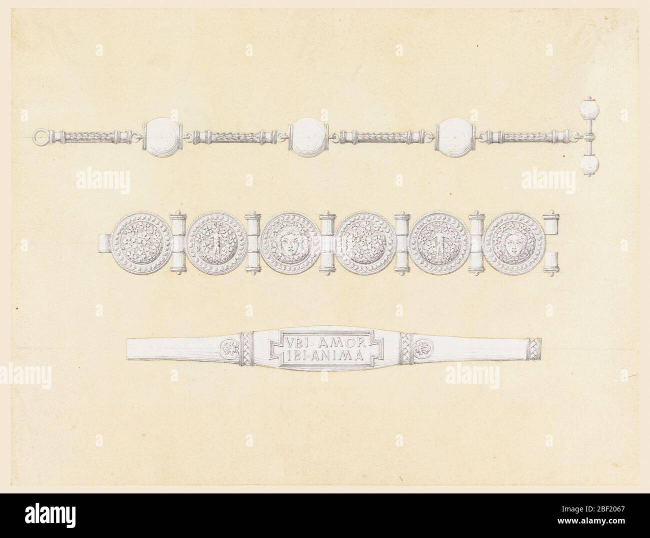 Design für eine Uhrenkette und zwei Armbänder. Drei Schmuckdesigns, die sich jeweils unter dem anderen befinden. Die Uhrenkette hat drei Kugeln, die durch dünne Kettenstücke verbunden sind. Das erste Armband hat sechs scheidenartige Scheiben, die durch Gelenke verbunden sind. Das zweite Armband hat einen Mittelteil mit der Aufschrift 'VBI AMOR / IBI ANIMA'. Stockfoto