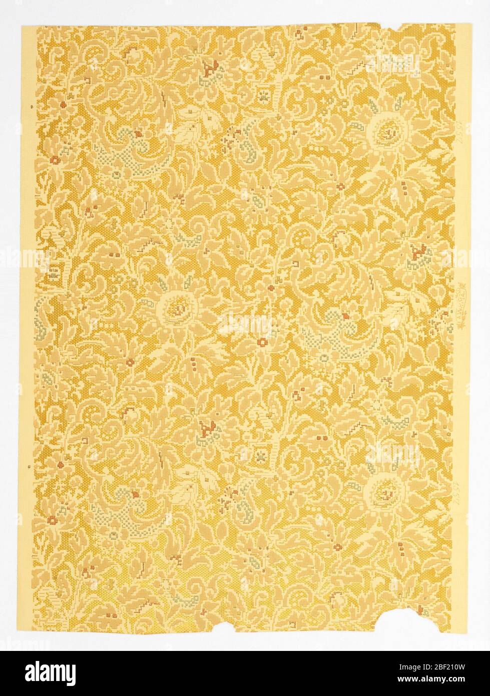 Seitenwand. Auf einem hellgelben Grund ist ein allover Blumen- und Blattmuster in sehr grau gefärbten Braun-, Blau- und Rottönen gedruckt. Geprägte und vergoldete Bereiche zwischen den Mustern, um einen gewebten Boden vorzuschlagen. Eine Imitation Brocatelle. Stockfoto