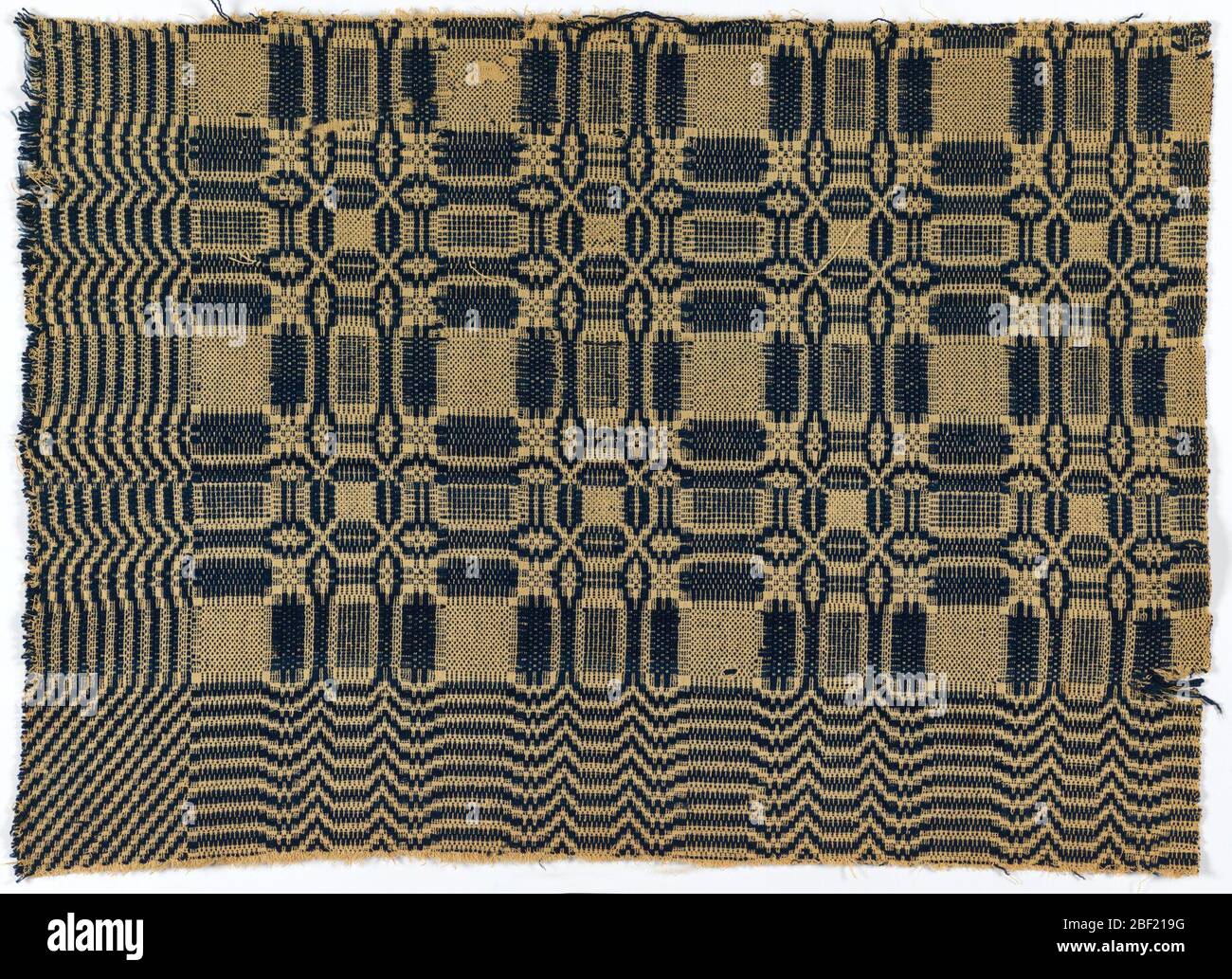 Deckelfragment. Traditionelles Coverlet-Design mit geometrischen Mustern und einem tiefen Chevron-Rand, in dunkelblauer, indigogefärbter Wolle mit ungebrochenem Leinen (oder Baumwolle). Stockfoto