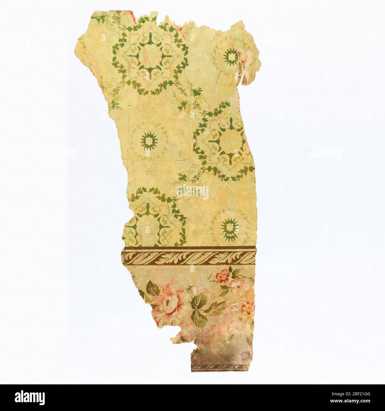 Seitenwand. Medaillons aus dunklem und mittelgrünem mit geometrischem Blumenmotiv in der Mitte. Teile des Designs werden mit pulverisierter Glimmer ausgewählt. Kleine Kreise sind zwischen den großen Medaillons, die mit Blumensprays verbunden sind. Stockfoto