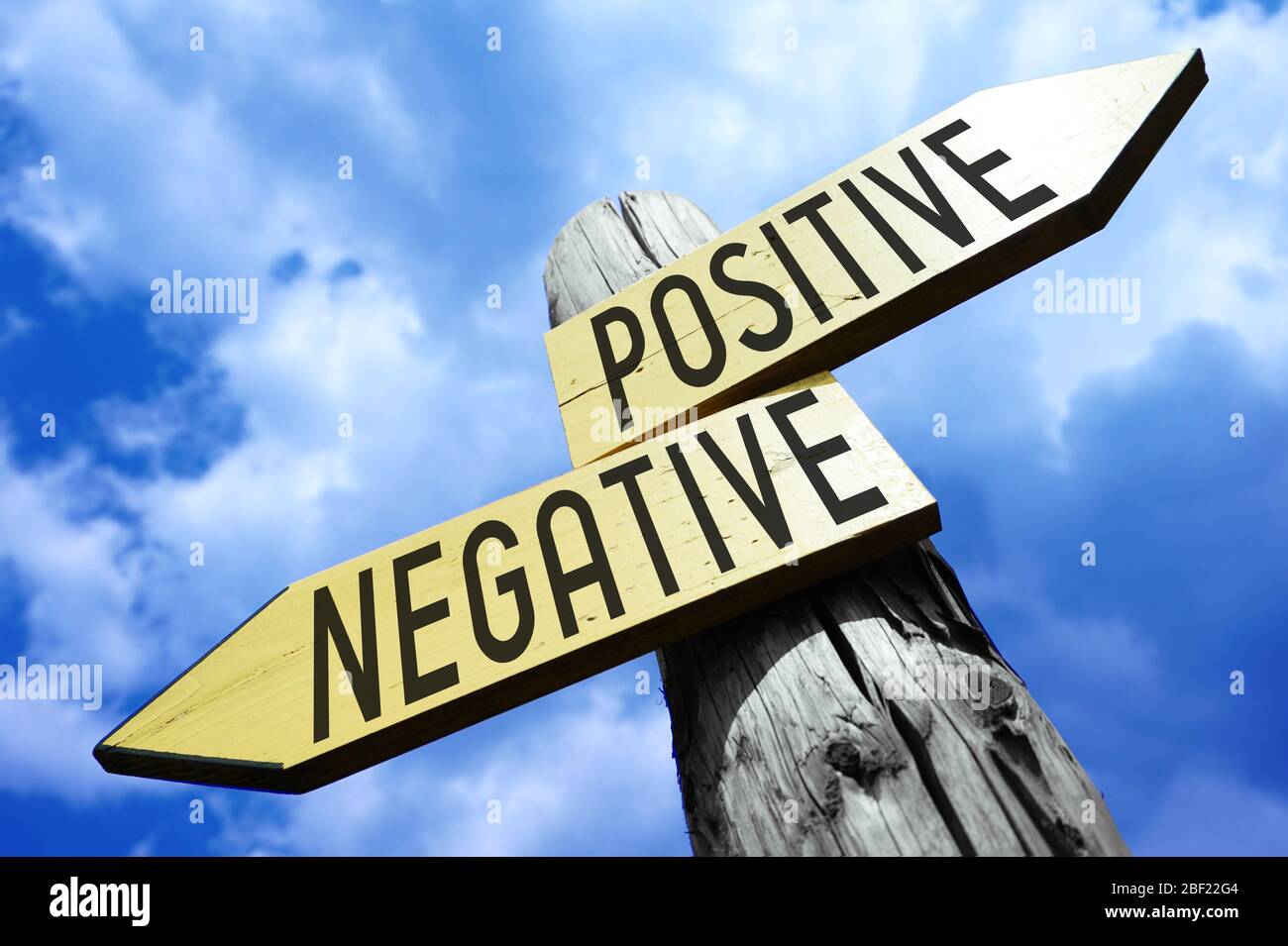 Positiv, negativ - Holzschild Stockfoto