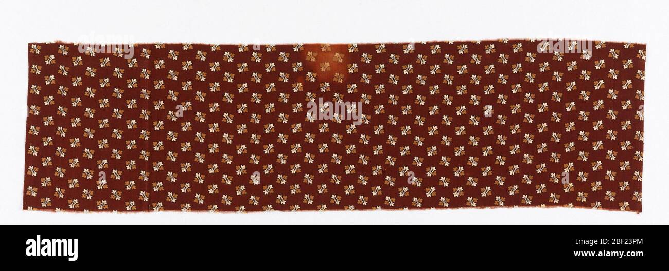 Textil. Offset Wiederholung eines kleinen Allover stilisierten Blattmusters in rötlichem Braun, Braun und Schwarz auf weißem Grund. Stockfoto