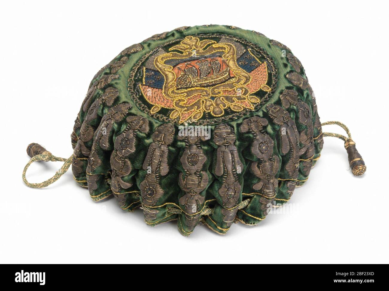 Spielettasche. Grüne Samttasche mit Leder gefüttert, mit grünen Kordelzug und Metall Quasten. An den Seiten mit einem erhöhten Säulenmuster in Silber bestickt. Der Boden ist mit dem Wappen der Stadt Paris in korallenfarbener Seide und Metallfäden bestickt. Stockfoto