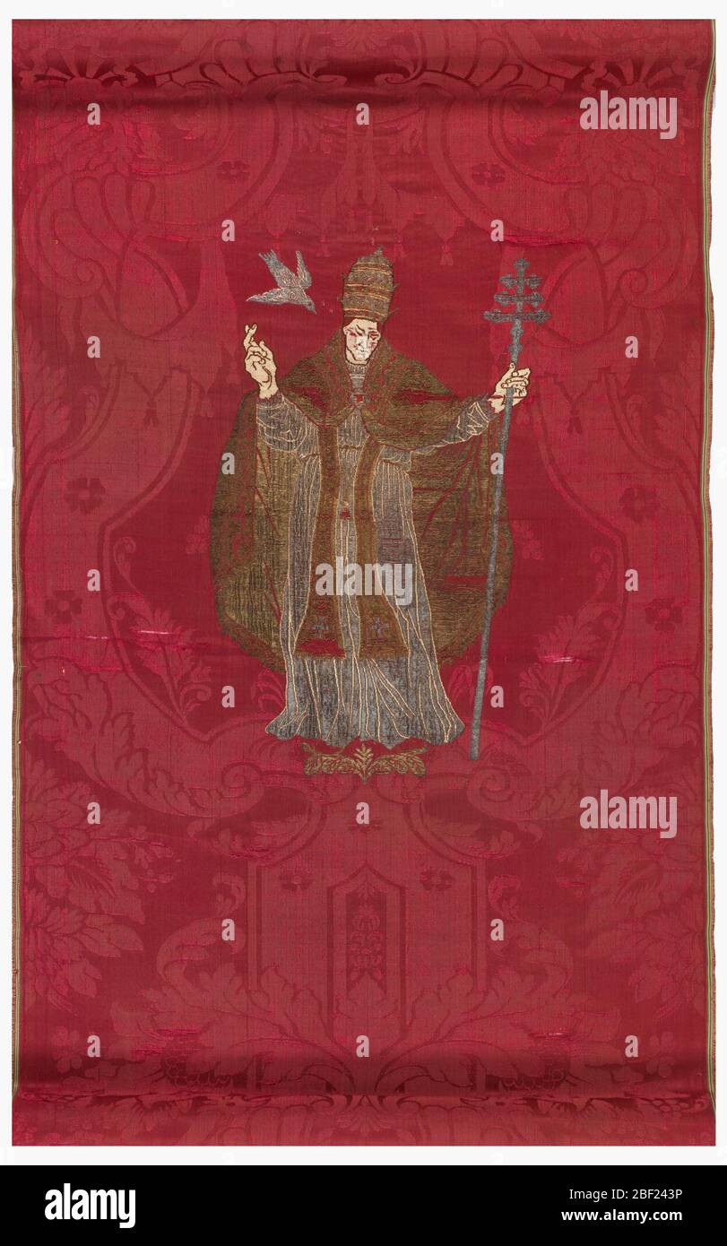 Textil. Lange vertikale Länge des roten Damastes hat symmetrische breite scrollende Bänder mit Akanthus Laub, das um sie kräuselt. Palmette zwischen den Bändern ist oben. In der Mitte ist eine einzige große Figur von Papst Gregor dem Großen (ca. Stockfoto