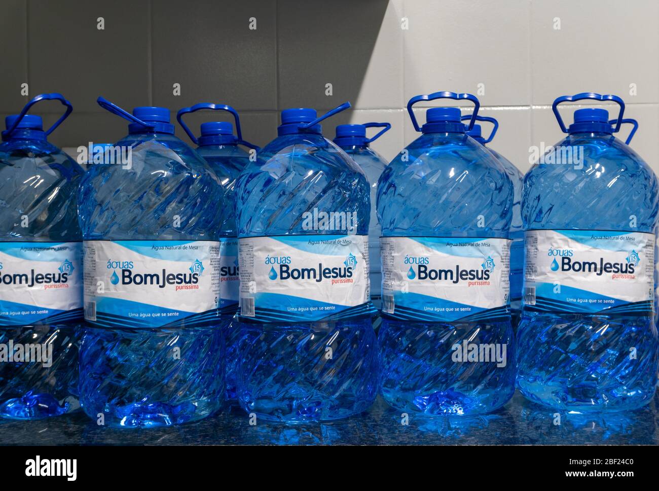 Luanda, Angola - 09. April 2020: Plastikflaschen von 5-Liter der Marke 'Bom  Jesus' von stillem Mineralwasser, hergestellt in Angola Stockfotografie -  Alamy